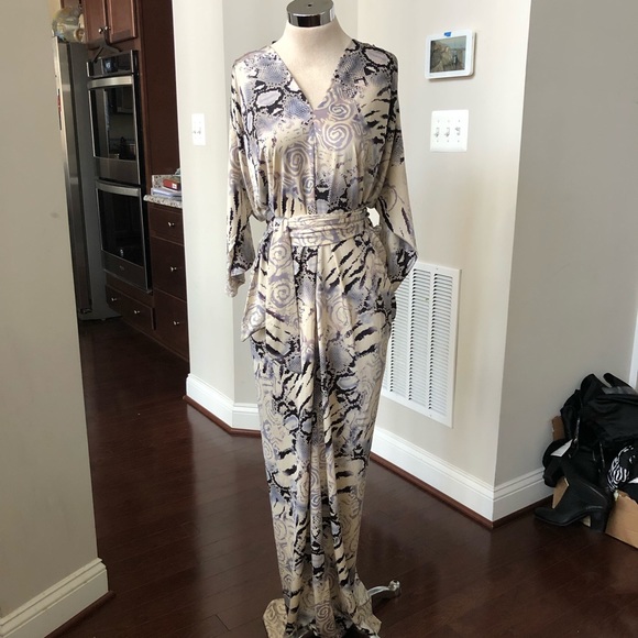 Gorgeous Accentuating Dress - Picture 2 of 6